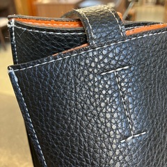 M2511-160 トートバッグ フェイクレザー ブラック×オレンジ バイカラー ほつれ有りの画像