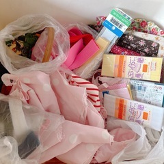 大量の布などハンドメイド材料 写真３枚分まとめての画像