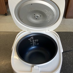 K2511-161 シー・シー・ピー マイコン炊飯ジャー BK-R60 3.5合炊き ホワイト 2019年製 通電確認済み キズ汚れ有りの画像