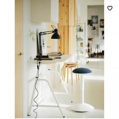 伸び縮み可能の机「IKEAグラードホイデン」の画像
