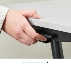 伸び縮み可能の机「IKEAグラードホイデン」の画像