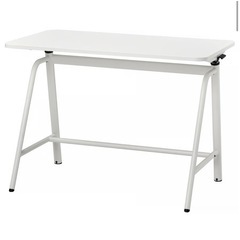 伸び縮み可能の机「IKEAグラードホイデン」の画像