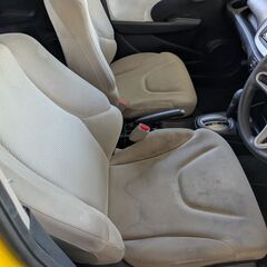 フィット　G　お手頃価格のコンパクトカー　オシャレなボディカラーの画像