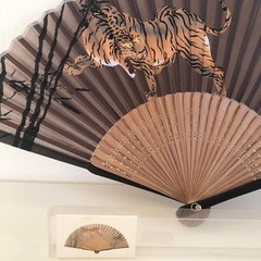 【未使用品】虎 絵 紙扇子 トラ ブラウン系 着物 和装 浴衣　の画像