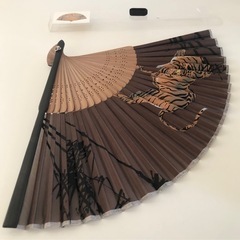 【未使用品】虎 絵 紙扇子 トラ ブラウン系 着物 和装 浴衣　の画像