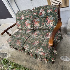 ＋1000円で京都市内配送可能です。ヴィンテージ 飛騨産業 キツツキ 木製フレーム 花柄2人掛けソファー セパレートの画像