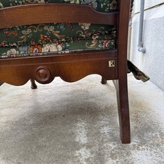 ＋1000円で京都市内配送可能です。ヴィンテージ 飛騨産業 キツツキ 木製フレーム 花柄2人掛けソファー セパレートの画像