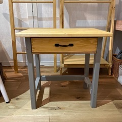 小さい机の画像