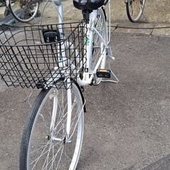 【リサイクルショップどりーむ天保山店】No.537　自転車　26インチ　ママチャリ　白・シルバー　カゴ付き🎵の画像