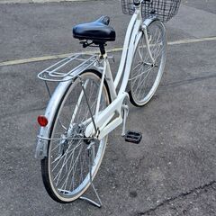 【リサイクルショップどりーむ天保山店】No.537　自転車　26インチ　ママチャリ　白・シルバー　カゴ付き🎵の画像