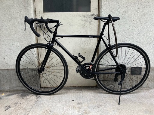 交換用のタイヤとライト付き【フルブラック】ロードバイク　DEUCE