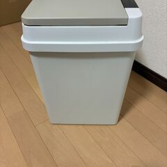 密閉 プッシュ式 20L ホワイト パッキン付 アスベル ゴミ箱 キッチン 防臭 おむつ 赤ちゃん 乳児 ペット 犬 いぬ 猫 蓋付き ふた付き シンプル 臭わない 大の画像