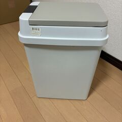 密閉 プッシュ式 20L ホワイト パッキン付 アスベル ゴミ箱 キッチン 防臭 おむつ 赤ちゃん 乳児 ペット 犬 いぬ 猫 蓋付き ふた付き シンプル 臭わない 大の画像