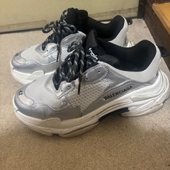 バレンシアガトリプルSシルバースニーカーの画像