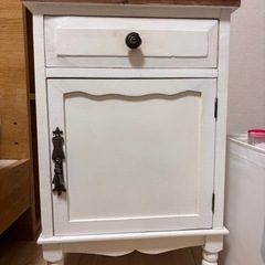 ベッドサイドテーブル、ナイトテーブルの画像