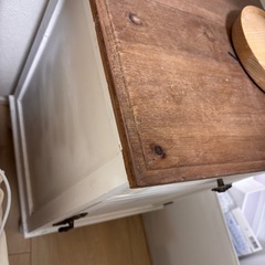 ベッドサイドテーブル、ナイトテーブルの画像