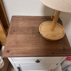 ベッドサイドテーブル、ナイトテーブルの画像