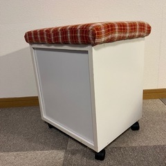 収納付き椅子の画像