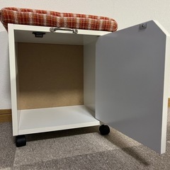 収納付き椅子の画像