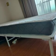 シングルベッド/マットレス　組み立て式　パイプの画像