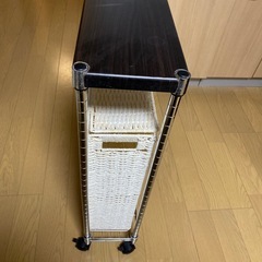 サイドテーブル、ランドリーボックス付きの画像