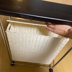 サイドテーブル、ランドリーボックス付きの画像