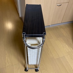 サイドテーブル、ランドリーボックス付きの画像