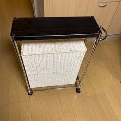 サイドテーブル、ランドリーボックス付きの画像