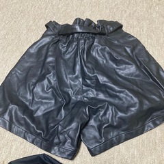 レザーのハーフパンツの画像