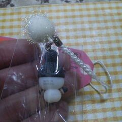 ブラック 雪だるま・ニット帽キティ 根付 ご当地キティの画像