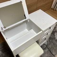 コンセント付きドレッサーの画像