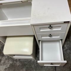 コンセント付きドレッサーの画像