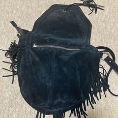 スエードの斜め掛けカバンの画像