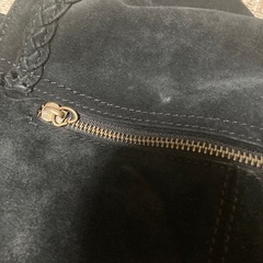 スエードの斜め掛けカバンの画像