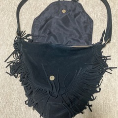 スエードの斜め掛けカバンの画像