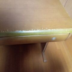 小泉産業株式会社勉強机の画像