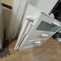 【取引中】13日までベビーゲート付き　IKEA チェストの画像