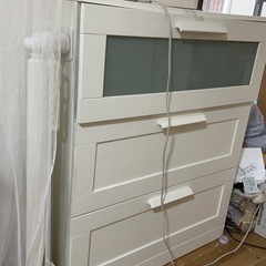 【取引中】13日までベビーゲート付き　IKEA チェストの画像