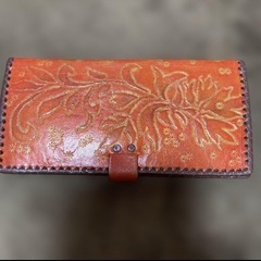 オレンジ花柄エンボス長財布の画像
