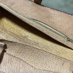 オレンジ花柄エンボス長財布の画像