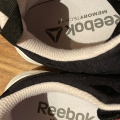 リーボック スニーカーの画像