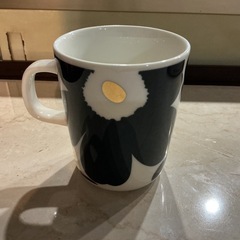 マグカップ☕️おしゃれ🌷ウニッコ(ケシの花)柄🌺marimekkoマリメッコ250ml 1点物❗️北欧雑貨ダークネイビー•白•ゴールドの画像