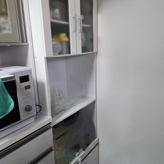 ホワイト ガラス扉付き食器棚の画像