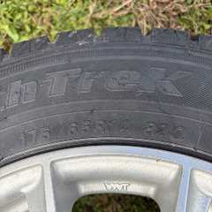 スタッドレス175/66R14ナット付きオートバックスの画像