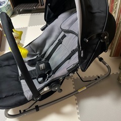 KATOJI New York Baby バウンサー グレー おもちゃ付きの画像