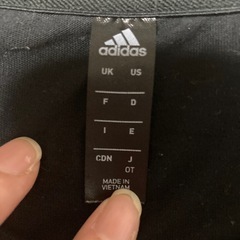 adidasのロンTの画像