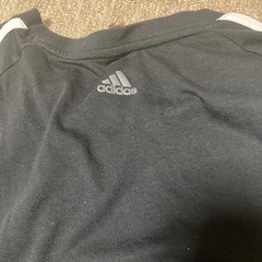 adidasのロンTの画像