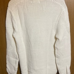AZULリブ編みデザインのホワイトクルーネックセーターの画像