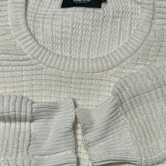 AZULリブ編みデザインのホワイトクルーネックセーターの画像