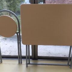 折り畳み式机(テーブル)と椅子の画像